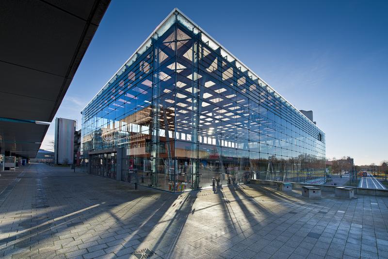Photo of the centrally located glass hall on campus of the University of Bremen.