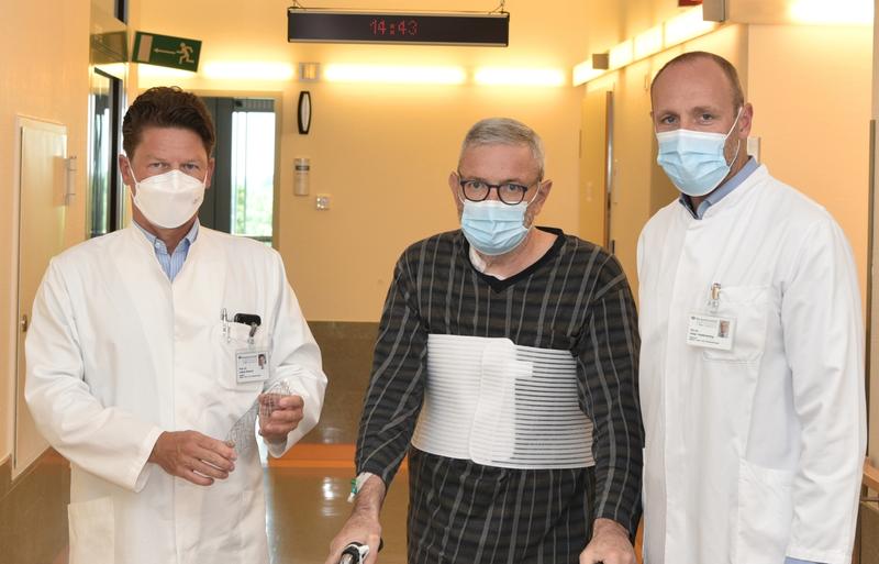 Bild: Prof. Dr. Justus Strauch, Patient und PD Dr. Peter-Lukas Haldenwang (von links)