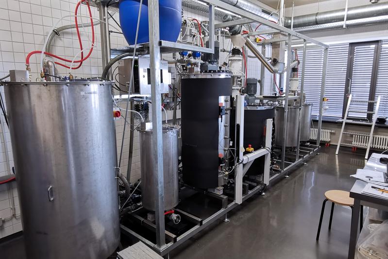 In der Laborbiogasanlage der Fakultät Maschinenbau der THI werden Methanisierungs-Verfahren unter möglichst realen Bedingungen wissenschaftlich untersucht. Die beiden unterschiedlichen Reaktoren zur Methanherstellung wurden zuvor an der FAU entwickelt.  