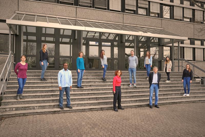 Prof. Dr. Christa E. Müller (vorne Mitte) und Prof. Dr. Michael Gütschow (vorne rechts) mit ihrem Team vor dem Pharmazeutischen Institut der Universität Bonn. 