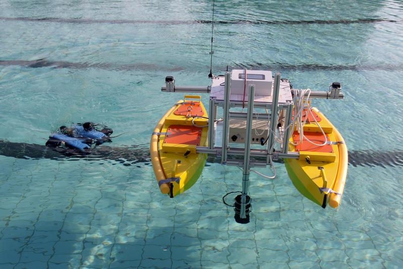 Entstanden ist ein Demonstrator aus einem autonom operierenden Überwasserfahrzeug und einem Schwarm selbständig fahrender und kooperierender Unterwasserfahrzeuge. 