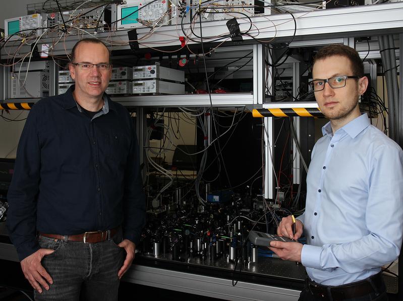 Professor Herwig Ott (li.) und Philipp Geppert forschen an der TU Kaiserslautern zu ultrakalten Quantengasen und Quantenatomoptik. 