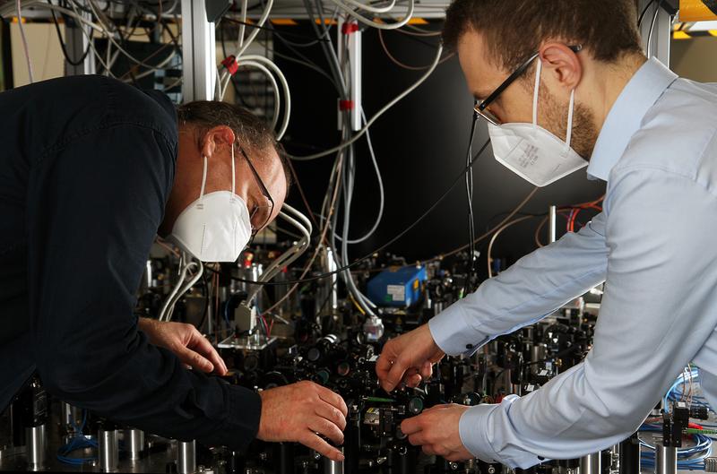 Professor Herwig Ott (li.) und Philipp Geppert haben eigens ein spezielles Mikroskop entwickelt, mit dem sie die Impulse der Atome direkt gemessen haben. 