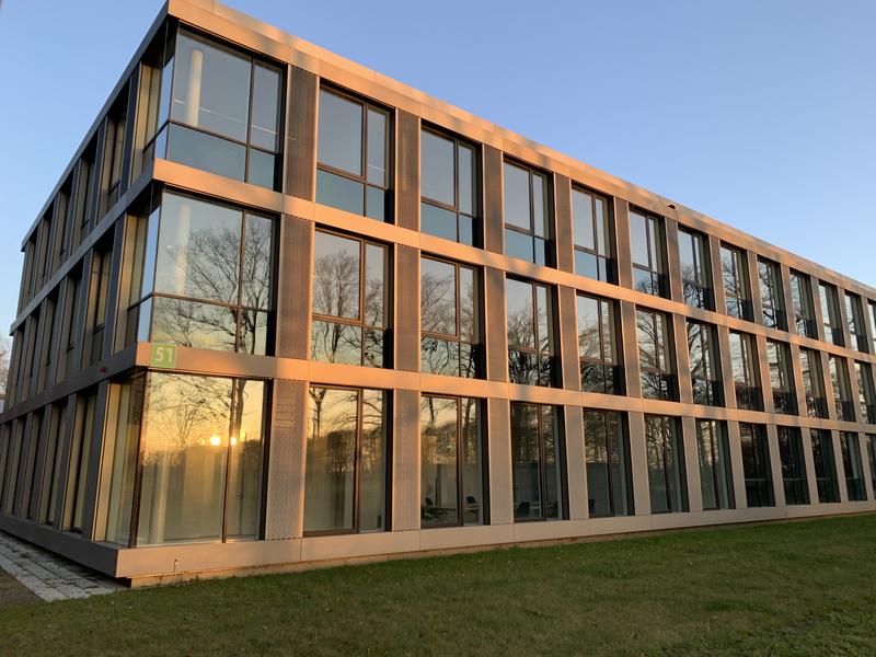 Spiegelung des Sonnenaufgangs beim neuen BVL-Hauptsitz in Braunschweig