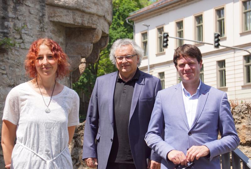 Von rechts: Staatssekretär Björn Böhning mit Prof. Dr. Klaus Dörre (FSU) und Johanna Sittel (Wissenschaftliche Mitarbeiterin der FSU am ZeTT) 