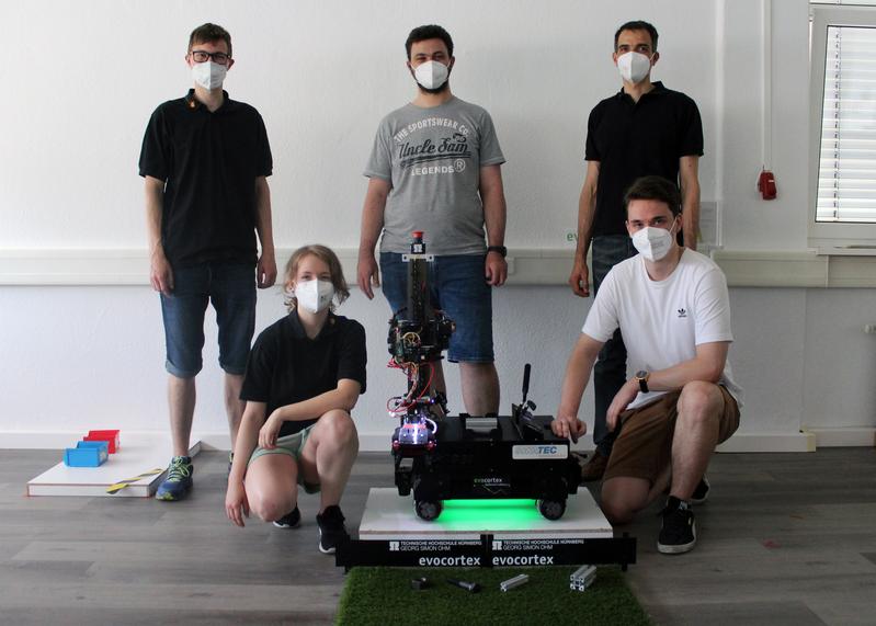 Das Team „AutonOHM“ um Prof. Dr. Stefan May (hinten rechts) und Marco Masannek (vorne rechts) hat erneut den Weltmeistertitel beim RoboCup geholt.