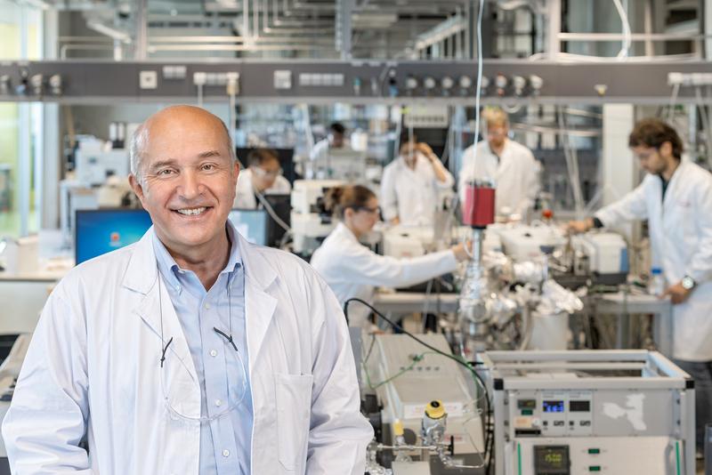 Prof. Lercher in seinem Labor in der Fakultät für Chemie der Technischen Universität München.