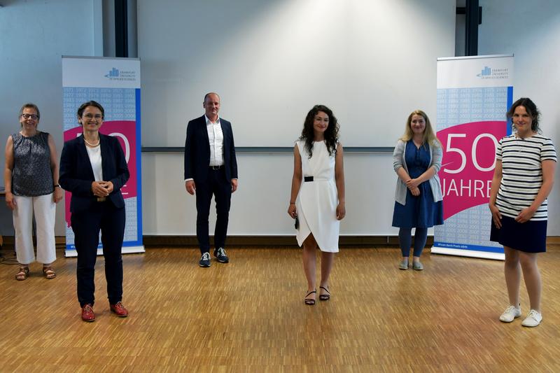 Die Frauen- und Gleichstellungsbeauftragte Martina Moos, Vizepräsidentin Prof. Dr. Martina Klärle und Vizepräsident Prof. Dr.-Ing. René Thiele überreichten den Studentinnen Dilara Su Hartmann, Karin Block und Julia Back (v.l.) den Laura-Maria-Bassi-Preis.