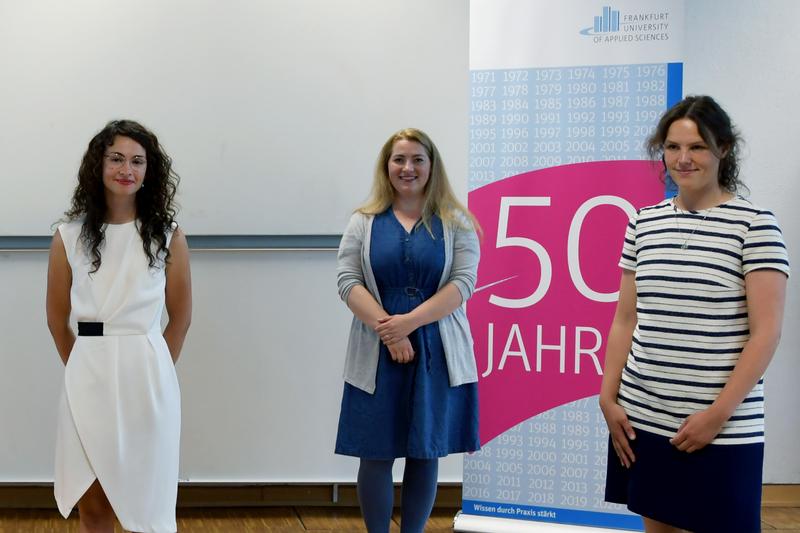 Die Studentinnen (v.l.) Dilara Su Hartmann, Karin Block und Julia Back wurden u.a. für die Gründung einer Elterninitiative mit dem Laura-Maria-Bassi-Preis 2021 der Frankfurt UAS ausgezeichnet.