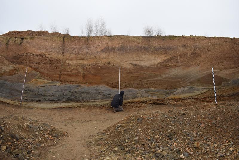 In einer Kiesgrube bei Niederweimar im mittleren Lahntal dokumentierten die Forscher Schichten vulkanischen Ursprungs.