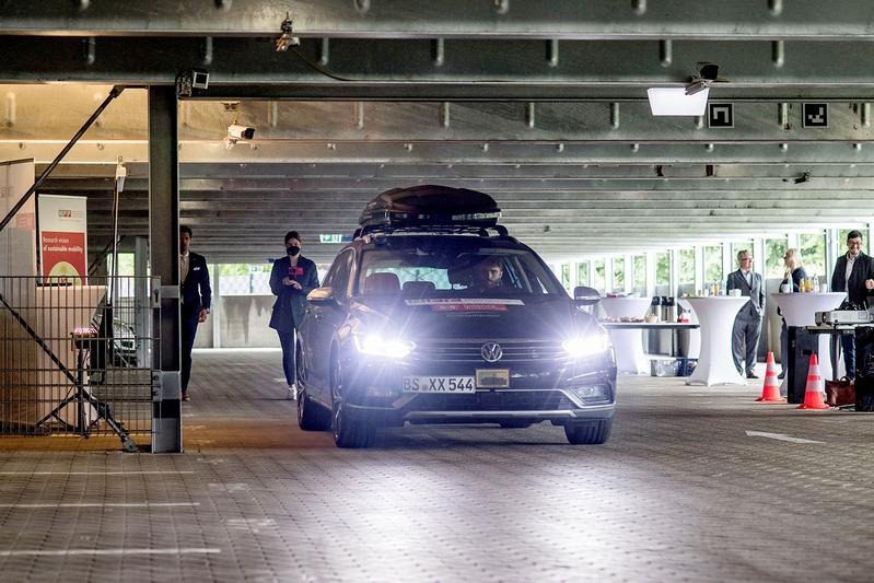 Forschungsfahrzeug der TU Braunschweig bei einer Live-Demonstration zum automatisierten Einparken im Parkhaus.