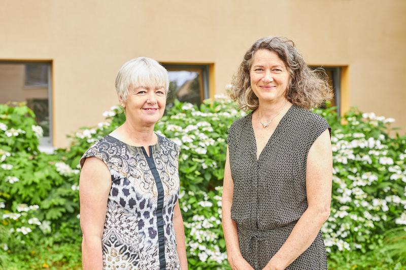 Prof.in Dr. Stephanie Bohlen, Rektorin der KH Freiburg (links im Bild), mit Prof.in Dr. Wiebke Göhner, Prorektorin für Weiterbildung, Leiterin des Instituts für Wissenschaftliche Weiterbildung (IWW). 