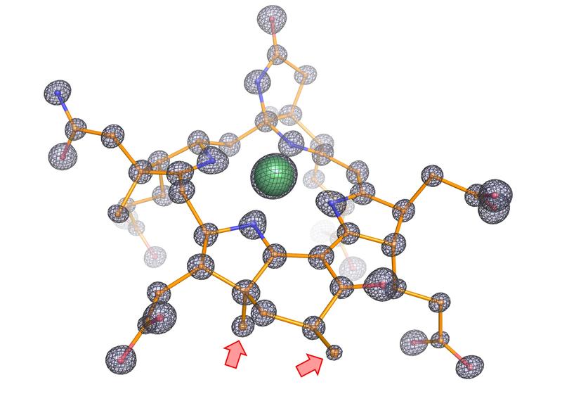 Molekulare Struktur des modifizierten Kofaktors aus dem Enzym.  Die Abbildung zeigt die atomare Zusammensetzung des Kofaktors, wobei Kohlenstoff, Stickstoff, Sauerstoff und Nickel als Kugeln dargestellt und je orange, blau, rot und grün eingefärbt sind.