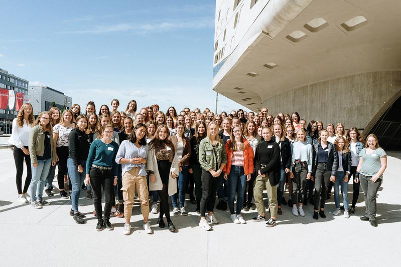 Rund 800 Teilnehmerinnen haben seit 2010 erfolgreich das Niedersachsen-Technikum abgeschlossen. Unser Foto zeigt die Technikantinnen der Kohorte 2019/2020 bei der Startveranstaltung. 