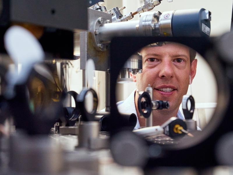 Prof. Dr. Simon Stellmer vom Physikalischen Institut der Universität Bonn