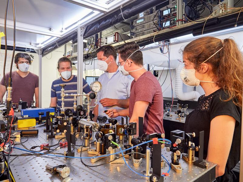 An innovative idea for training students has earned physicist Prof. Simon Stellmer (middle) this year's Fulbright-Cottrell Award, which is endowed with nearly 70,000 euros.