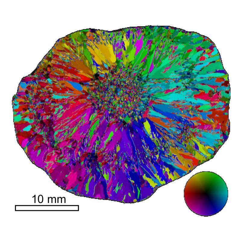 Hagelkorn aus dem Französischen Viertel in Tübingen: Der „Automated Ice Texture Analyser“ zeigt die innere Kristallstruktur - es ist zu sehen, dass das Hagelkorn vier Wachstumsstufen durchlaufen hat.