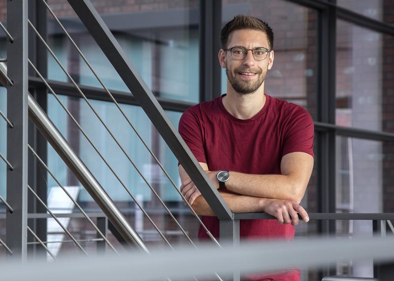 Doktorand Tim Völzer widmet sich in seiner Forschung als Physiker grünen Technologien. 