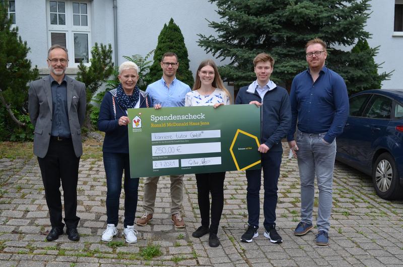 Spende an das Ronald McDonald Haus Jena: v.l. Prof. Dr. Klaus Watzka (EAH Jena), Steffi Uecker (Leiterin Ronald McDonald Haus), Patrick Wittstock, Celine Meißner, Paul Friedrich Paatz (Studierende EAH Jena), Dr. Silko Pfeil (karriere tutor® GmbH, Leipzig)