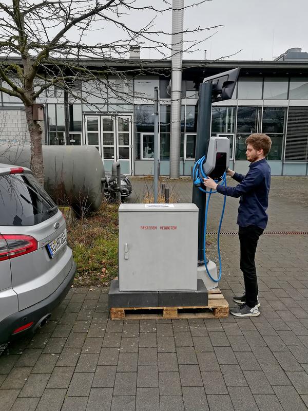 Mit dem Prototyp der Hochschule Koblenz können an der Straßenlaterne Ladegeschwindigkeiten erreicht werden, die sonst nur Schnell-Ladesäulen bieten. 