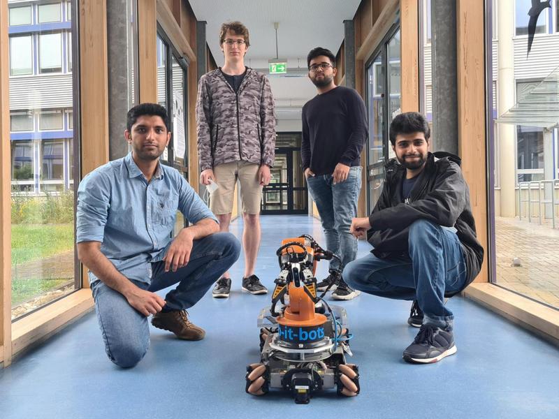 Das b-it-bots-Team der H-BRS hat bei der RoboCup-Weltmeisterschaft mit seinem Youbot-Arbeitsroboter den zweiten Platz erreicht.  Dharmin Bakaraniya, Michal Stolarz, Ekansh Sharma, Mihir Mehta (v. li.).