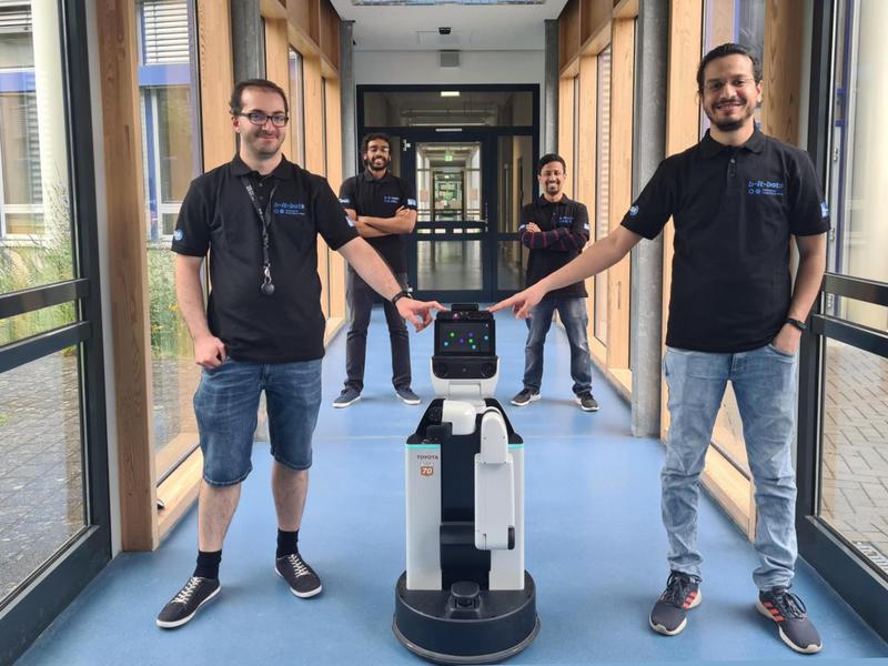 Geschaffen für die Hausarbeit: Roboter Lucy. Das Team der Hochschule Bonn-Rhein-Sieg kam mit Lucy in der Kategorie der Service-und Assistenzroboter auf den fünften Platz.  Alex Mitrevski, Ahmed Faisal Abdelrahman, Arun Prabhu, Sushant Chavan (v. li.).