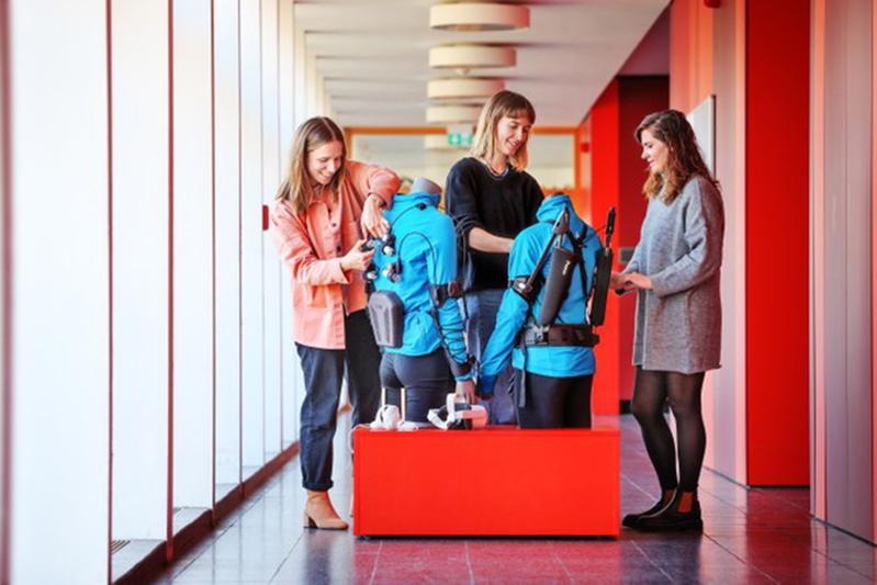 Von links: Lisa Lüneburg, Tina Bobbe, Emese Papp an zwei Exoskelett-Entwürfen, der rechte ist der preisgekrönte Entwurf von Emese Papp 