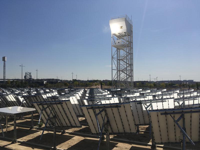 The solar tower from the IMDEA Energy research center in Móstoles, Madrid: The mirror field concentrates sunlight on the top of the solar tower, where the solar heat generated is used to produce synthetic fuels. 
