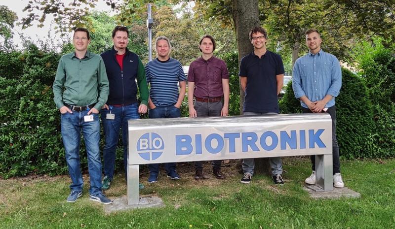 Die Umzugshelfer des Konfokalmikroskops (v.l.): Dr. Erik Ortel, Steve Buhlan, Lars Fielhauer und Rostislaw Olejnik von BIOTRONIK, Prof. Maik Kunert und Jerome Ingber (EAH Jena)