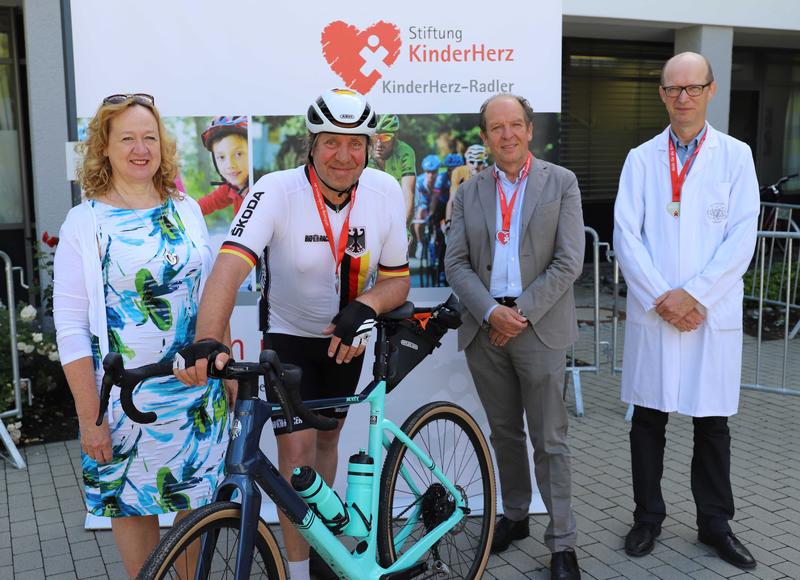 (v.l.) Sylvia Paul, Vorstand Stiftung KinderHerz, Uwe Rohde, Prof. Klaus-Michael Debatin, Ärztlicher Direktor der Klinik für Kinder- und Jugendmedizin und Prof. Christian Apitz, Leiter der Sektion Pädiatrische Kardiologie am UKU.