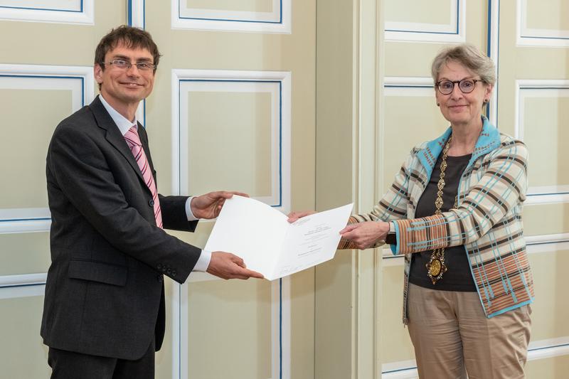 Prof. Ursula M. Staudinger, Rector of TU Dresden, hands over the certificate of appointment to Prof. Benjamin Friedrich, May 30, 2021.