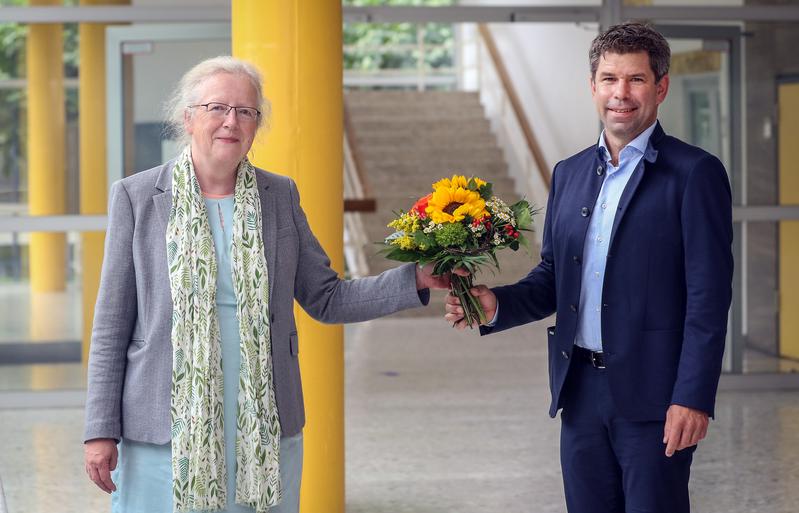 Die amtierende Präsidentin Prof. Dr. Katharina Krause gratuliert dem neu gewählten Präsidenten Prof. Dr. Thomas Nauss. 