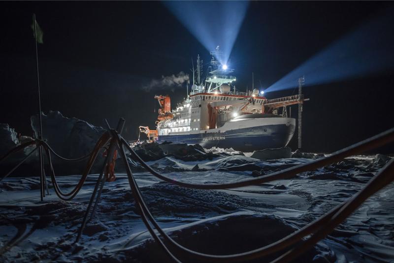 Die Polarstern war monatelang die einzige Lichtquelle für das Forschungsteam. Die Sonne schien in der Polarnacht nicht.