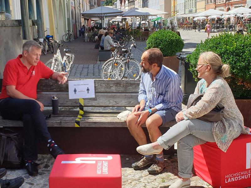Die Aktion „Science Bench“ in der Landshuter Altstadt kam bei den Bürgerinnen und Bürgern sehr gut an. Viele nutzten die Gelegenheit und diskutierten mit Prof. Dr. Josef Hofmann über das Thema Energiewende.