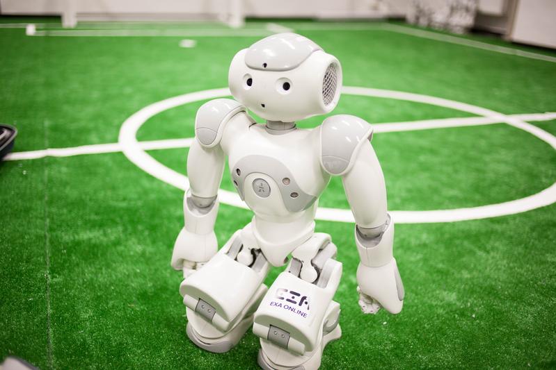 Die Nao-Roboter der HTWK Leipzig zeigen bei der Langen Nacht der Wissenschaften ihr fußballerisches Können.
