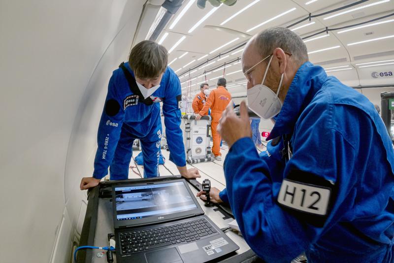 Professor Jens Günster (rechts) und Nico Kolsch (Mitarbeiter der BAM und Doktorand an der TU Clausthal) beim Experimentieren mit 3D-Druck in der Schwerelosigkeit.