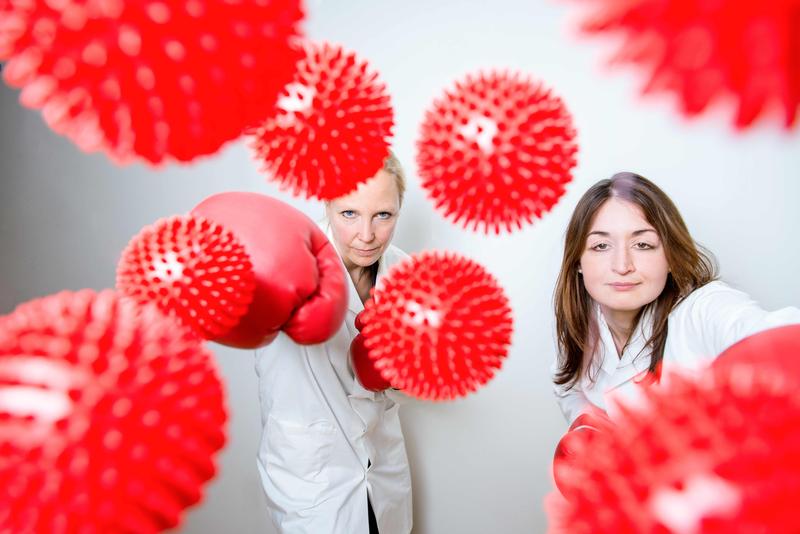 Prof. Dr. Gisa Gerold (l.) und Prof. Dr. Asisa Volz von der Stiftung Tierärztliche Hochschule Hannover erklären beim Herrenhausen Late das Virus SARS-CoV-2 mit seinen Tücken und gewähren Einblick in ihre Forschungsarbeit.