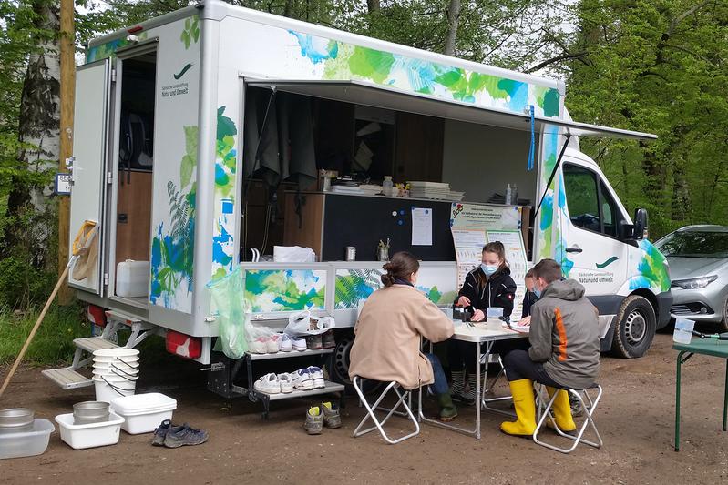 Unterstützt werden die Monitoringeinsätze im FLOW-Projekt durch die Umweltmobile der Sächsischen Landesstiftung Natur und Umwelt (LaNU). 