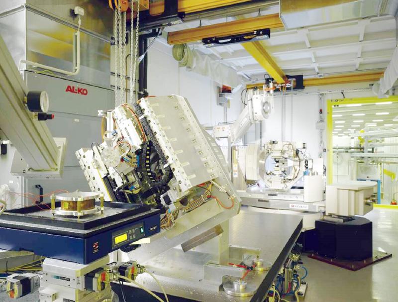 Das Kieler Instrument LISA Diffraktometer am DESY lenkt die brilliante Strahlung der Röntgenquelle PETRA III ab und ermöglicht so, Grenzflächen in Flüssigkeitsproben zu untersuchen.