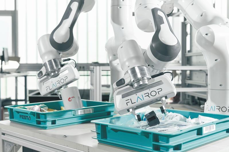 Im Forschungsprojekt FLAIROP werden an mehreren Kommissionierstation Artikel von autonomen Robotern mittels Greifen und Umsetzen weiterverarbeitet. (Foto: Amadeus Bramsiepe, KIT) 