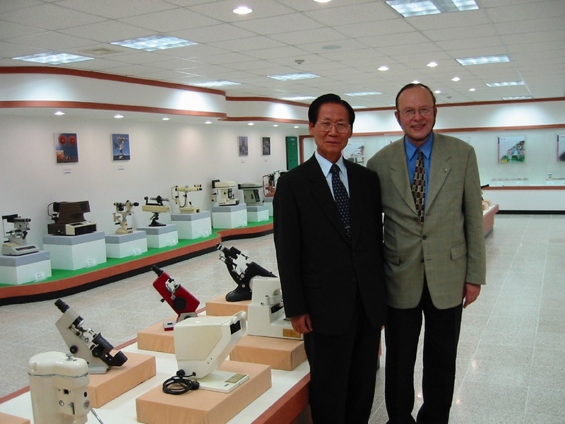 Augenoptisches Museum mit Präsident Dr. Si-chae Jeong und FH-Rektor Prof. Dr. Dr. Ekbert Hering vor Exponaten aus Deutschland