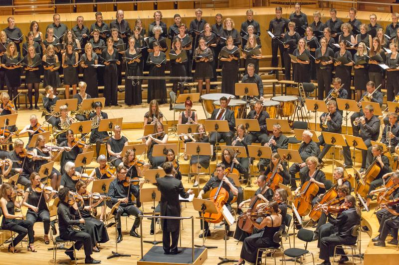Premiere nach langer Zwangspause: Chor und Orchester der Universität Bamberg nehmen mit einem Semesterschlusskonzert die Reihe „Musik in der Universität“ wieder auf.