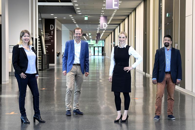 Ab dem 1. September das neue Vizepräsidium an der FH Bielefeld (v.l.n.r.): Prof. Dr. Michaela Hoke, Prof. Dr. Ulrich Schäfermeier, Prof. Dr. Natalie Bartholomäus und Prof.Dr. Anant Patel.