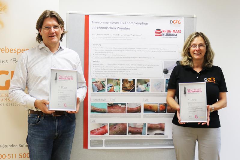 Martin Börgel (links) und Dr. Nicola Hofmann präsentieren das prämierte Poster, welches in Zusammenarbeit mit Prof. Dr. Hans-Oliver Rennekampff entstanden ist und auf dem diesjährigen Deutschen Wundkongress vorgestellt wurde