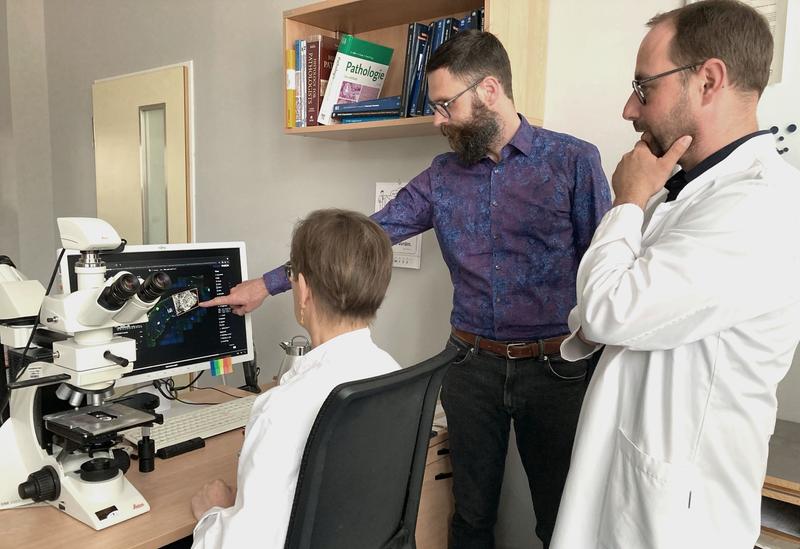 Auf dem Foto sind (v.l.n.r.) Prof. Daniela Aust (Vize-Direktorin am Institut für Pathologie), Dr. Falk Zakrzewski von asgen und Dr. Ulrich Sommer (Funktionsoberarzt am Institut für Pathologie) und zu sehen. Foto: Uniklinikum Dresden.