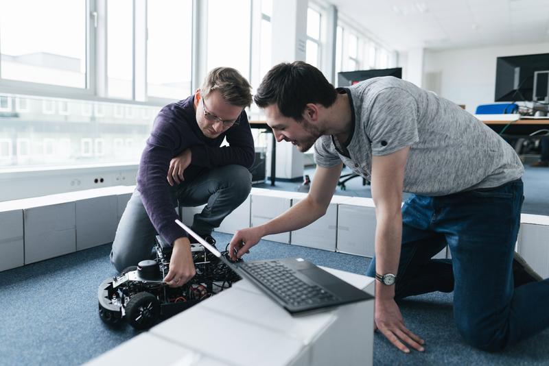 Autonomes Fahren ist in aller Munde. An der TU Clausthal können Schulklassen an einem Praxis-Workshop zu dem Thema teilnehmen.