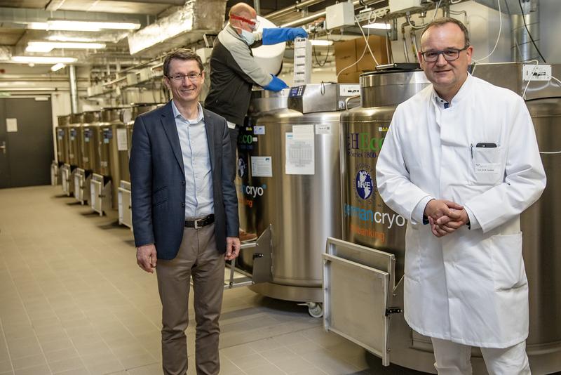 Die Professoren Thomas Illig (links) und Markus Cornberg (rechts) in der Biobank.