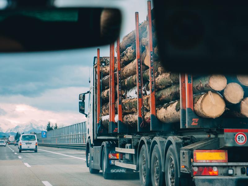 Notbremssysteme in Lkw machen den Verkehr sicherer: Das hat Sophia Hagl in ihrer Masterarbeit an der Hochschule Coburg erwiesen. Sie hat dafür Daten von über 3000 Lkw-Unfällen ausgewertet. Foto: Krzysztof Kowalik / Unsplash