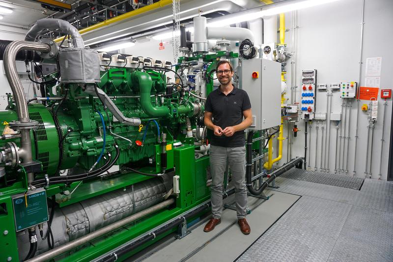 Prof. Dr. Raphael Lechner zeigt eines der Blockheizkraftwerke am Kompetenzzentrum für Kraft-Wärme-Kopplung 