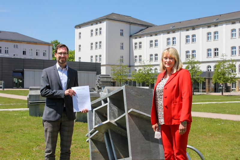 Prof. Dr. Andrea Klug und Prof. Dr. Raphael Lechner mit Berufungsurkunde